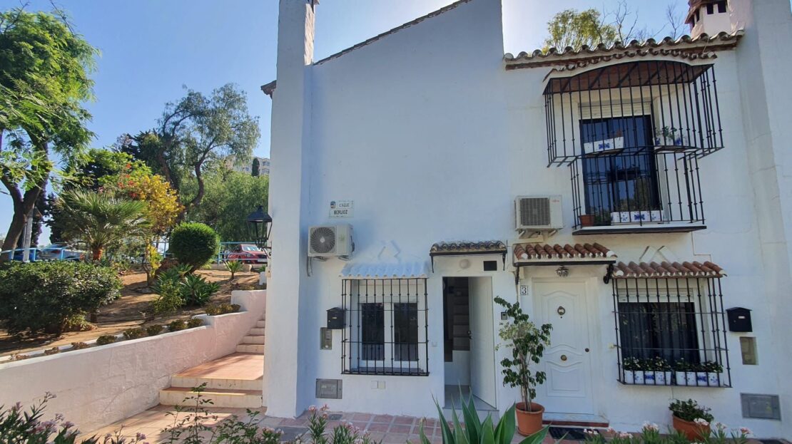 CHALET ADOSADO DE ESQUINA EN LA COLINA
