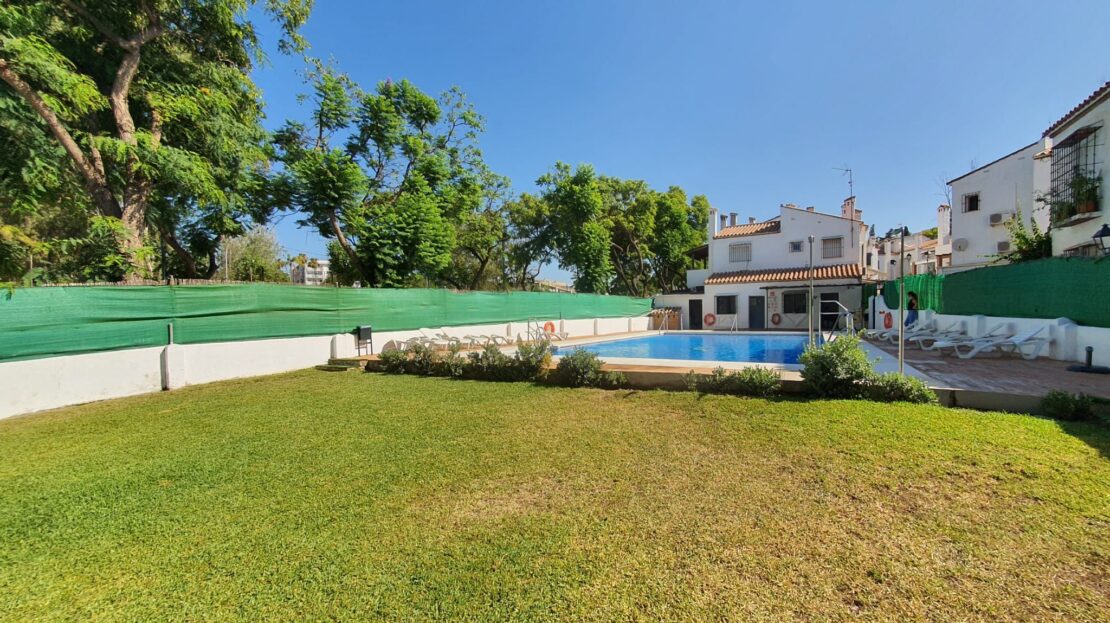 CHALET ADOSADO DE ESQUINA EN LA COLINA