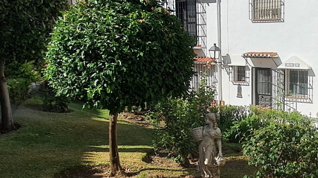 CHALET ADOSADO DE ESQUINA EN LA COLINA