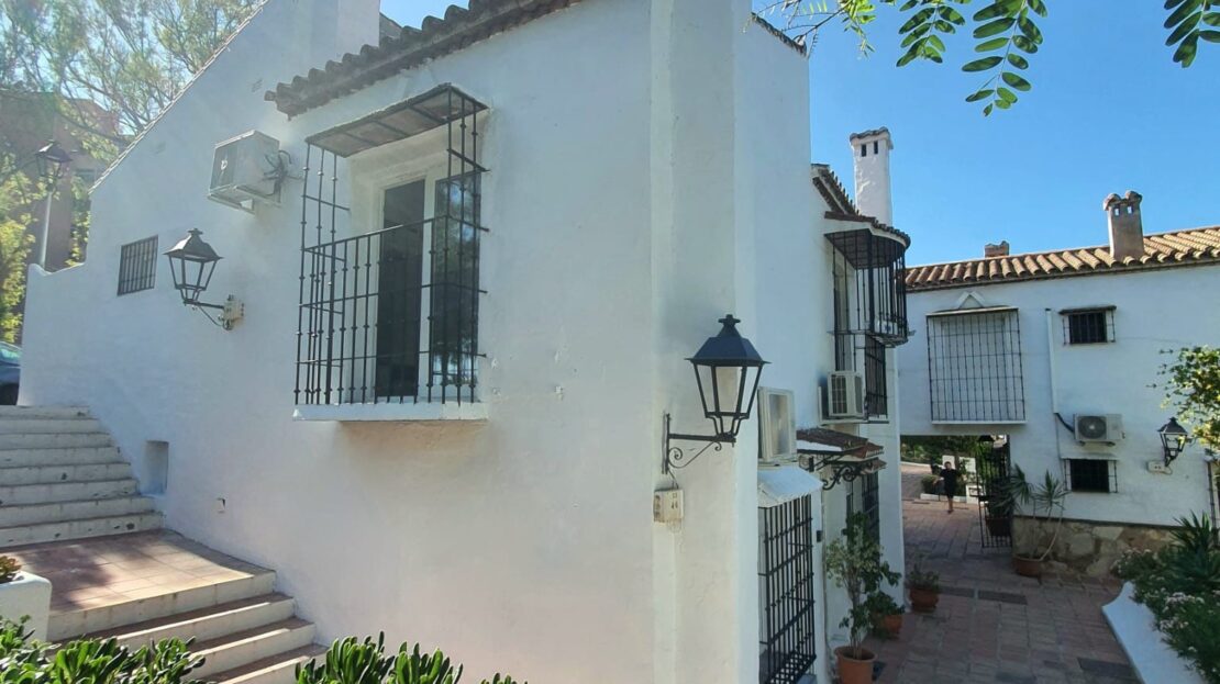 CHALET ADOSADO DE ESQUINA EN LA COLINA